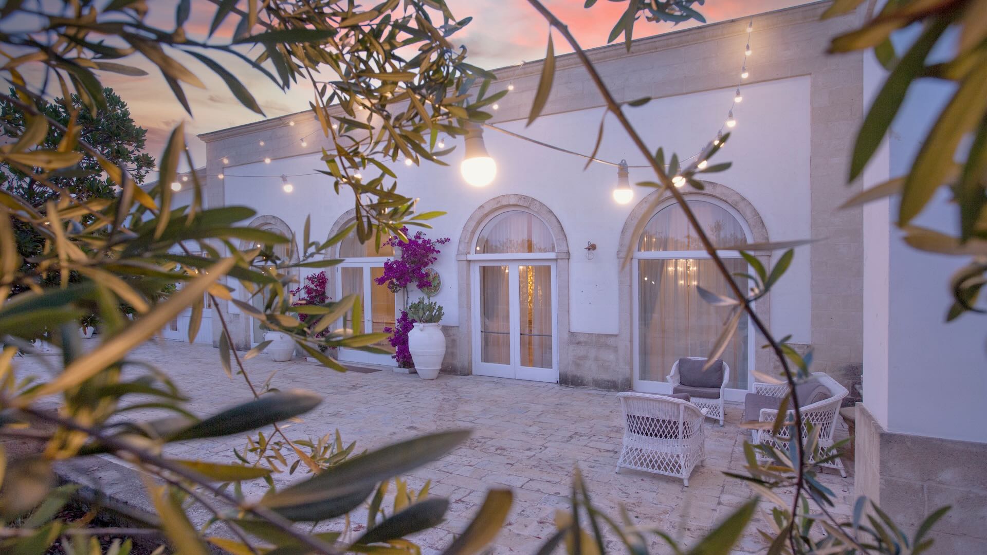 Cortile della masseria al tramonto